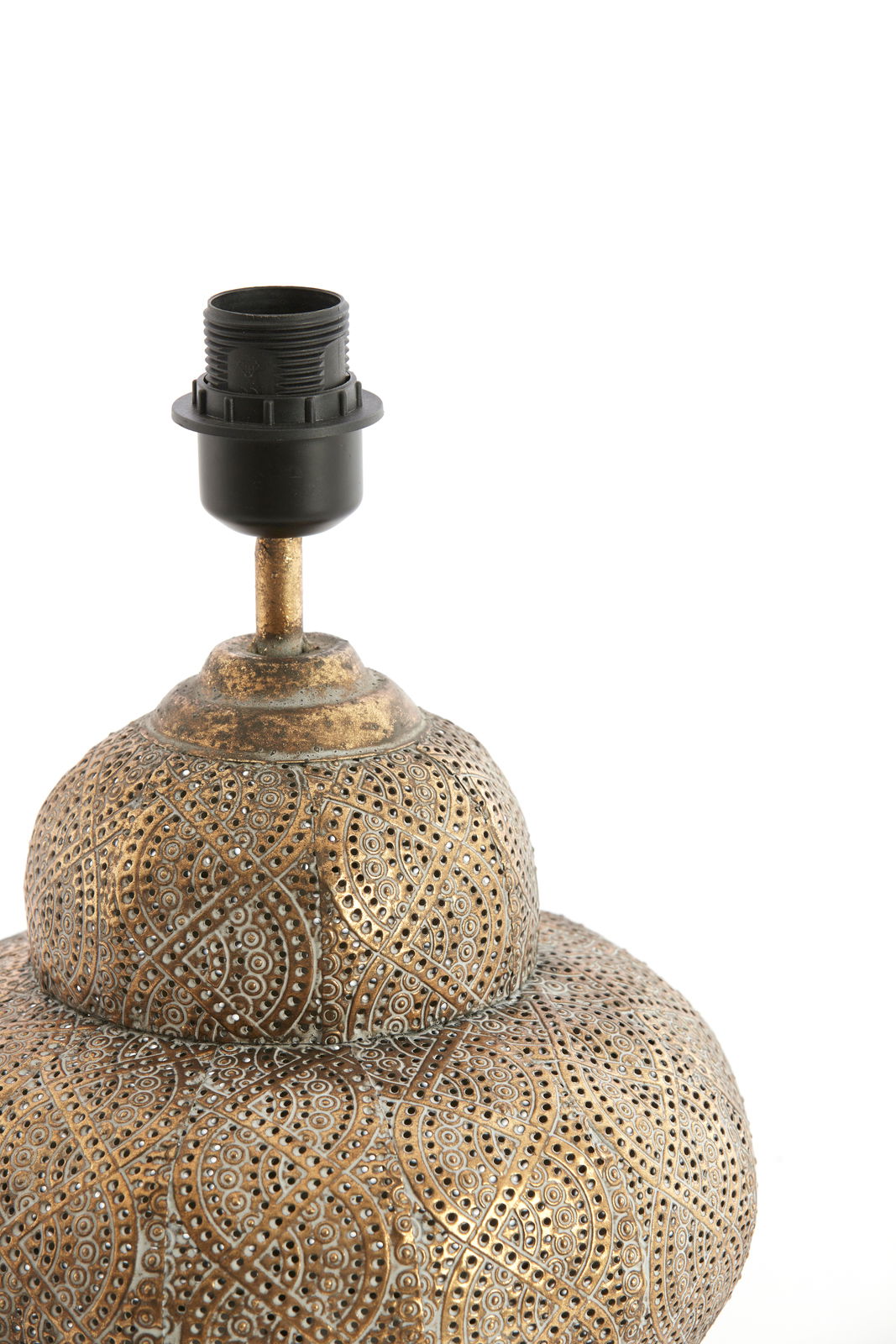 Nahaufnahme eines kunstvoll verzierten Lampenfußes aus Metall mit orientalischem Muster, seitliche Perspektive