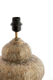 Nahaufnahme eines kunstvoll verzierten Lampenfußes aus Metall mit orientalischem Muster, seitliche Perspektive