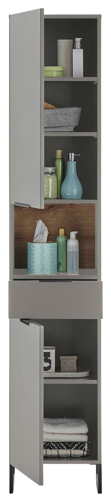 Hochschrank mit geöffneter Tür, gefüllt mit verschiedenen Haushaltsgegenständen, aus frontaler Perspektive.