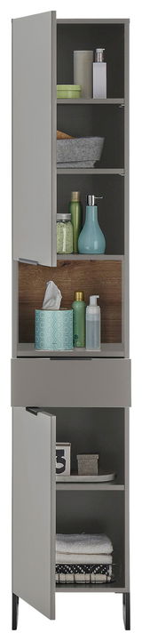 Hochschrank mit geöffneter Tür, gefüllt mit verschiedenen Haushaltsgegenständen, aus frontaler Perspektive.