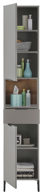 Hochschrank mit geöffneter Tür, gefüllt mit verschiedenen Haushaltsgegenständen, aus frontaler Perspektive.