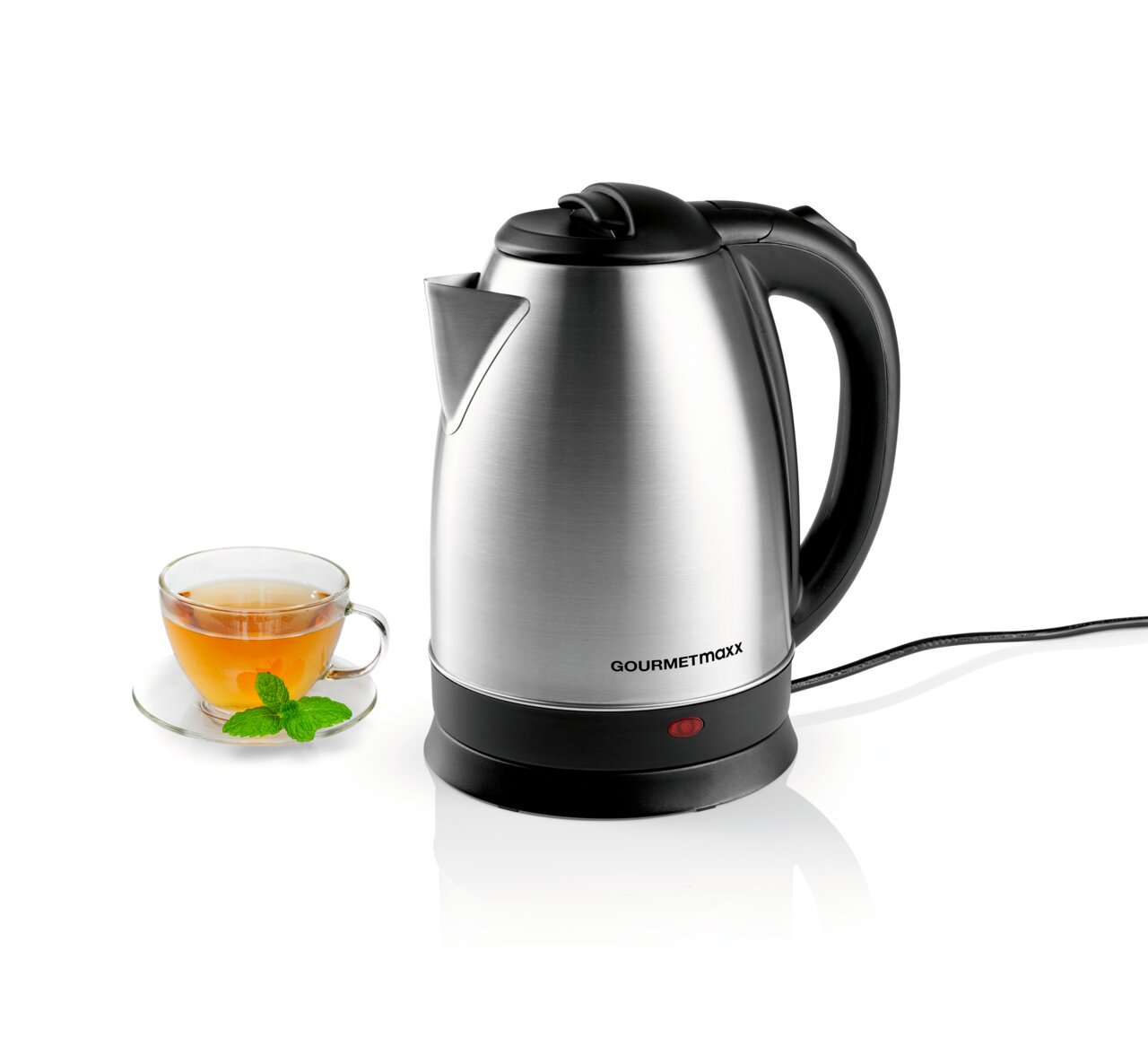 Silberner Wasserkocher mit schwarzem Griff und Ausguss, daneben eine Tasse Tee mit Minzblättern, seitliche Perspektive