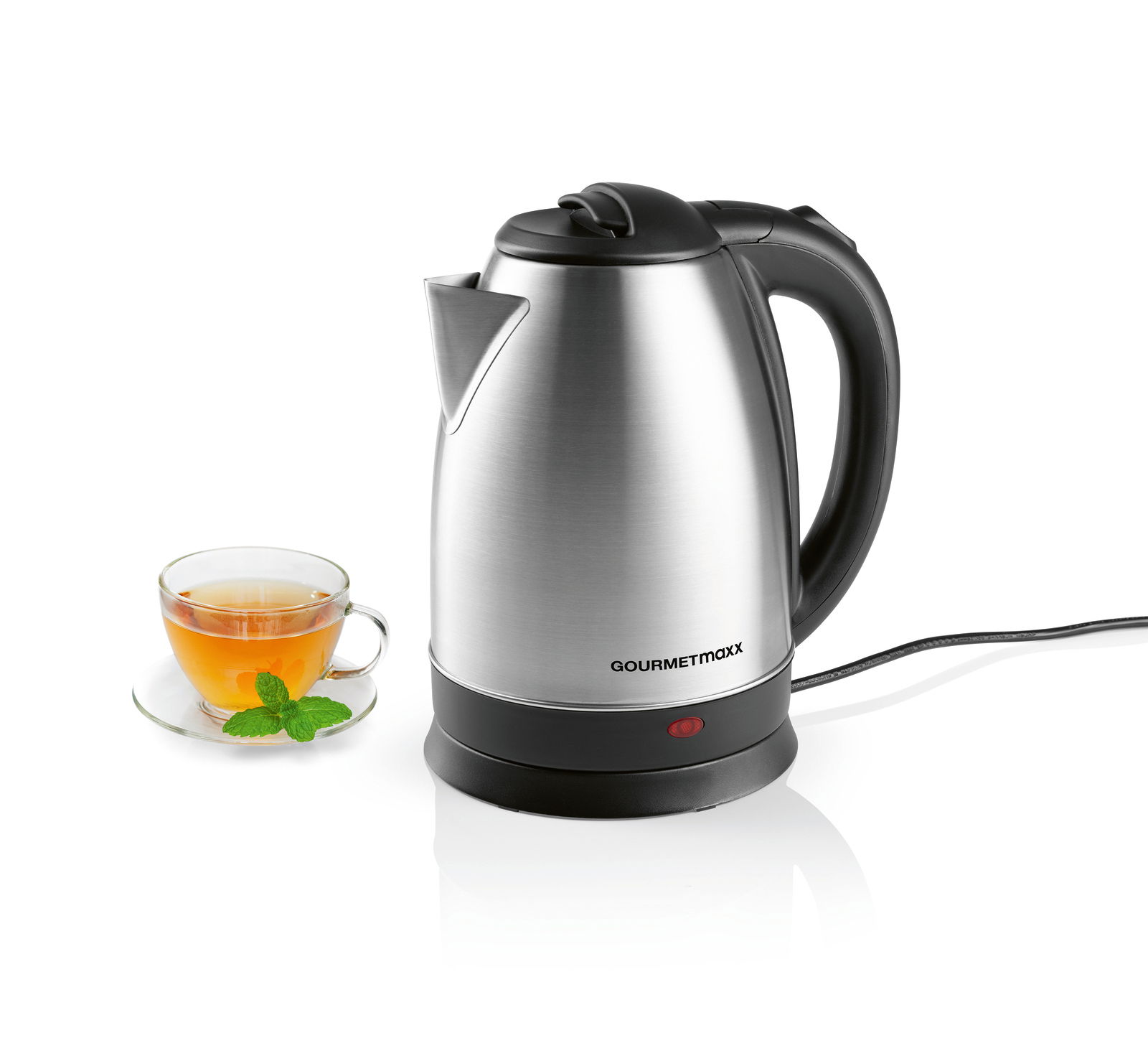 Silberner Wasserkocher mit schwarzem Griff und Ausguss, daneben eine Tasse Tee mit Minzblättern, seitliche Perspektive