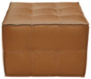 Brauner, quadratischer Hocker aus Leder, frontal fotografiert.