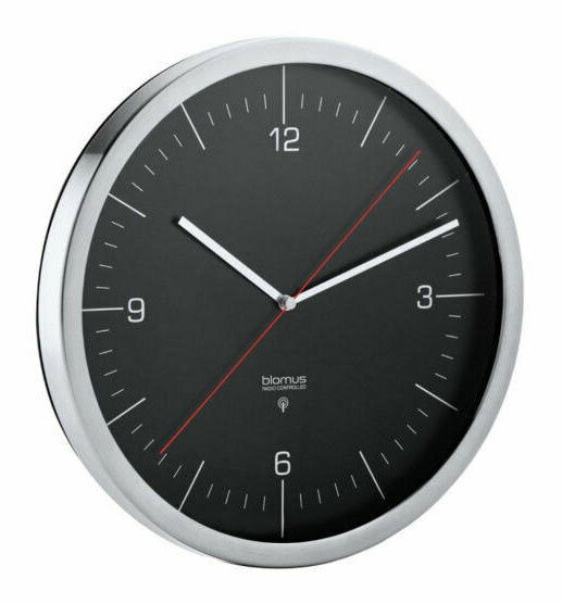 blomus Funkuhr CRONO Schwarze Funkuhr CRONO mit silbernem Rand, frontal abgebildet.