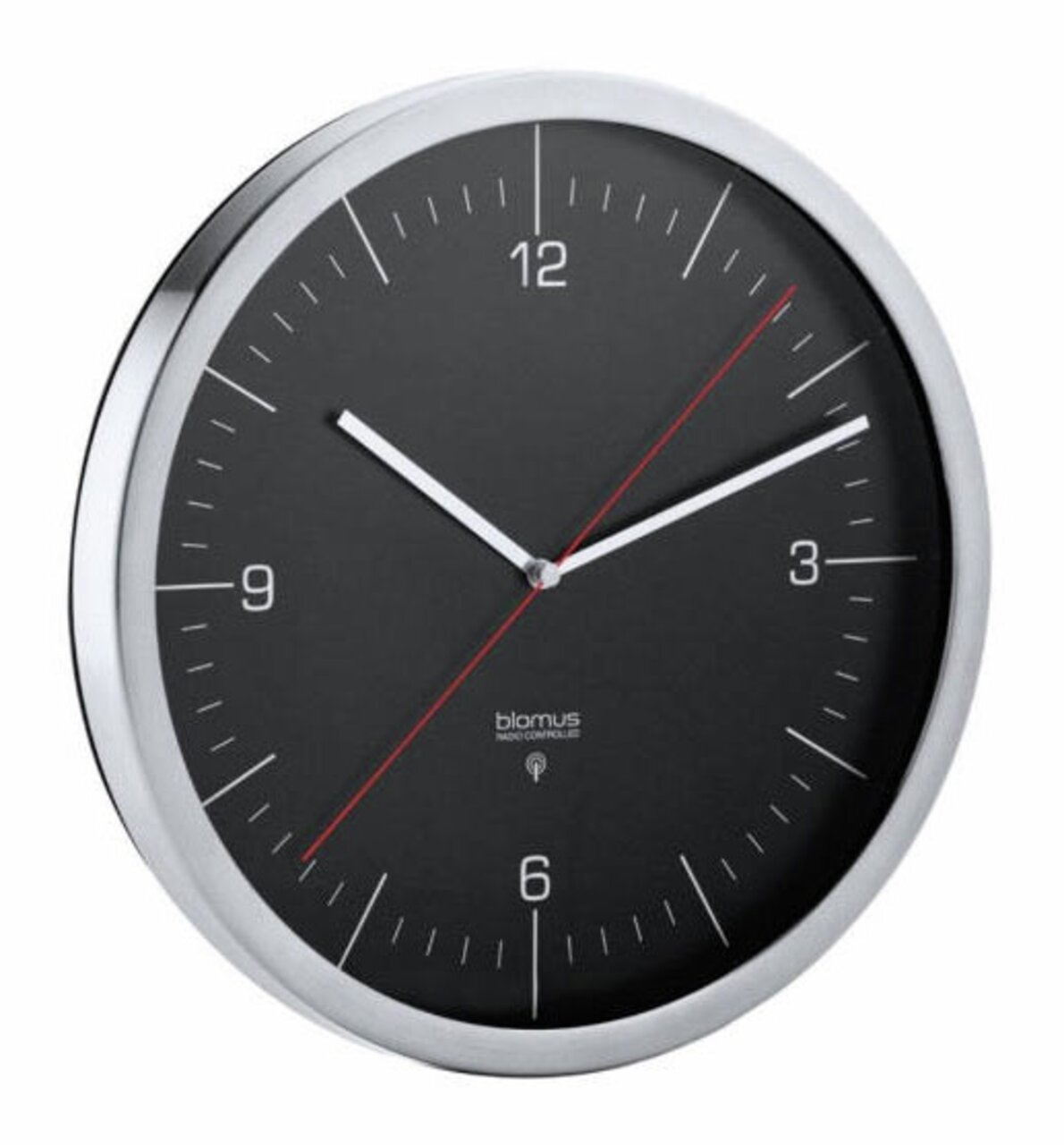 blomus Funkuhr CRONO Schwarze Funkuhr CRONO mit silbernem Rand, frontal abgebildet.