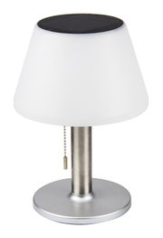 Solar Tischleuchte mit weißem Schirm und silbernem Standfuß, seitliche Perspektive