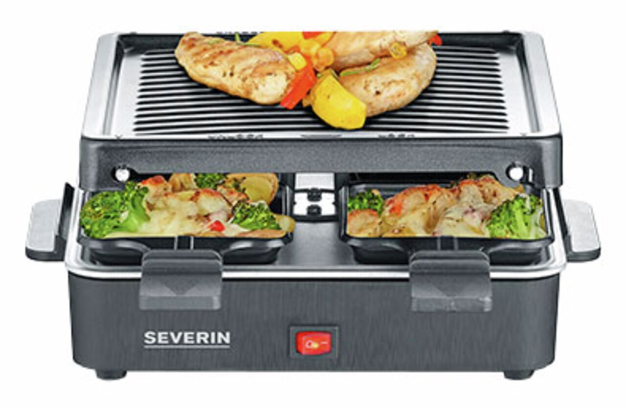 Raclette-Grill mit Grillplatte, Vorderansicht, zwei Pfännchen mit Gemüse und Käse, Grillplatte mit Hähnchen und Paprika.
