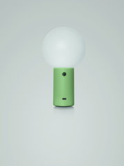Groene accu-tafellamp met bolvormige lamp, gezien van voren.