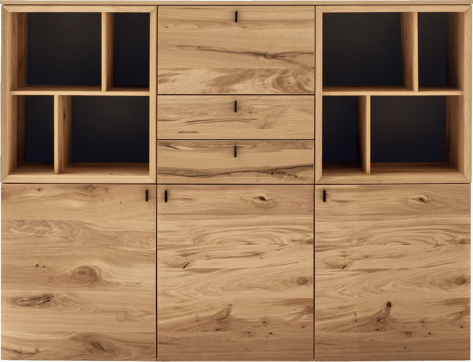 Frontaanzicht van een massief houten kast/dressoir met twee open vakken links en rechts, drie lades in het midden en drie grote deurtjes onderaan, met zichtbare houtnerf en zwarte achterwand in de open vakken.