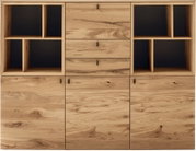 Frontaanzicht van een massief houten kast/dressoir met twee open vakken links en rechts, drie lades in het midden en drie grote deurtjes onderaan, met zichtbare houtnerf en zwarte achterwand in de open vakken.