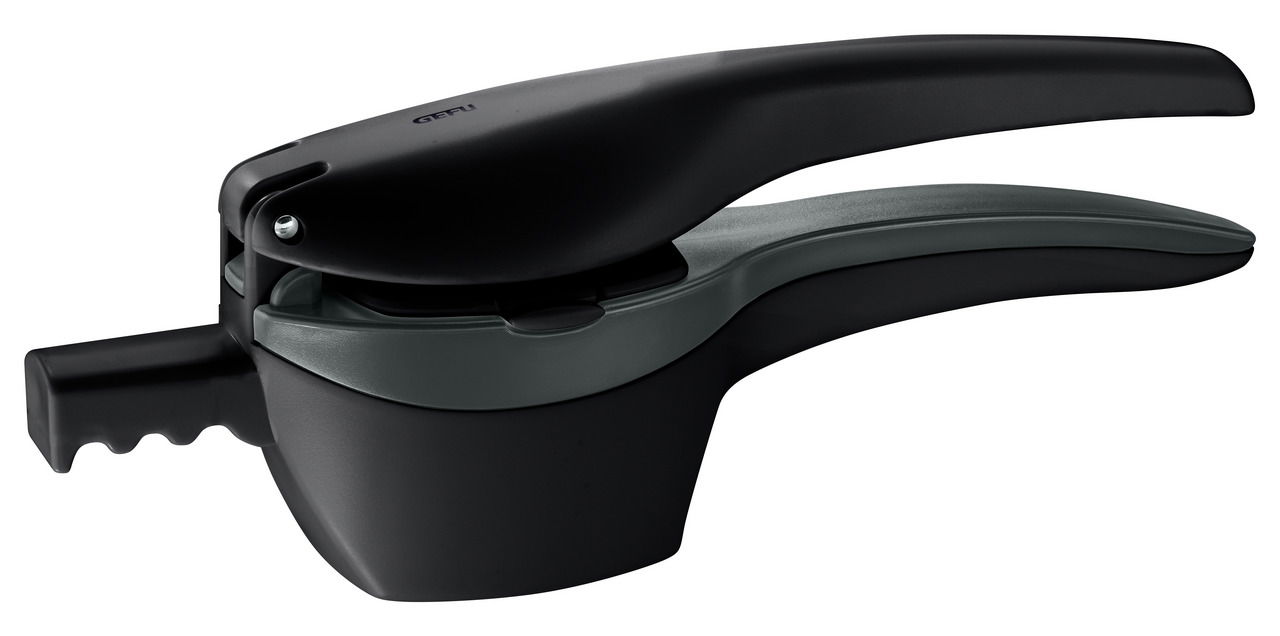 Kartoffel- und Spätzlepresse in seitlicher Perspektive, schwarz und ergonomisch geformt.