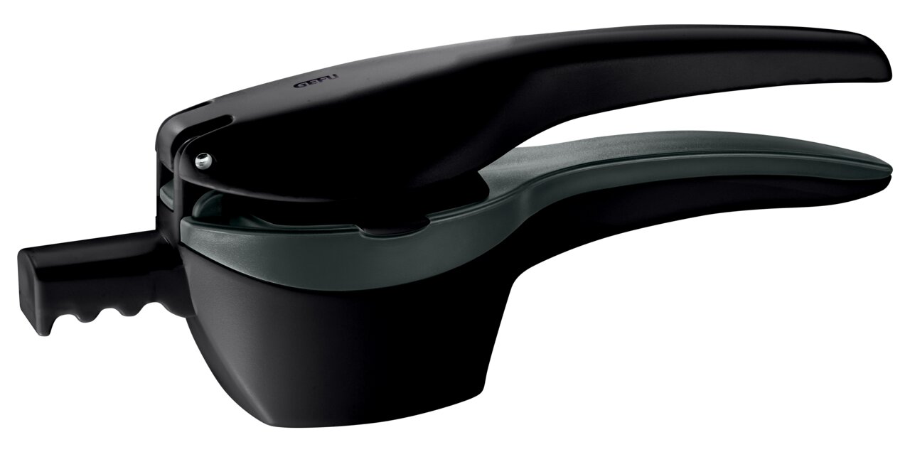 Kartoffel- und Spätzlepresse in seitlicher Perspektive, schwarz und ergonomisch geformt.