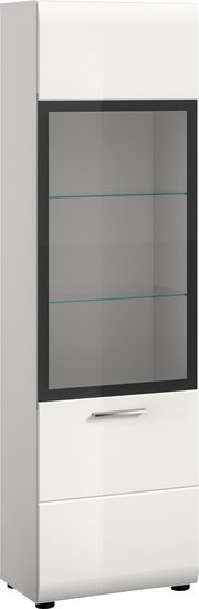 Weißer, hoher Vitrinenschrank mit großer Glasfront, zwei Glasböden und silbernem Griff, freigestellt vor weißem Hintergrund, in leicht schräger Frontansicht von links