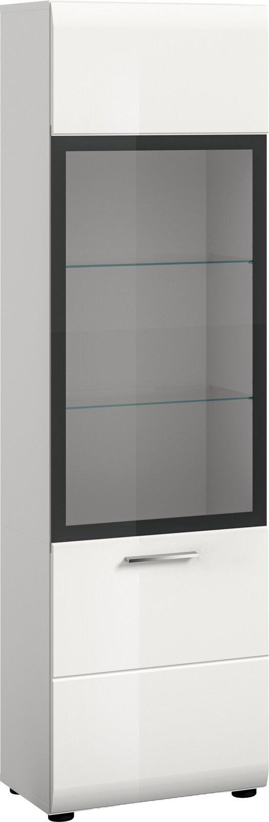 Weißer, hoher Vitrinenschrank mit großer Glasfront, zwei Glasböden und silbernem Griff, freigestellt vor weißem Hintergrund, in leicht schräger Frontansicht von links