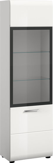 Weißer, hoher Vitrinenschrank mit großer Glasfront, zwei Glasböden und silbernem Griff, freigestellt vor weißem Hintergrund, in leicht schräger Frontansicht von links