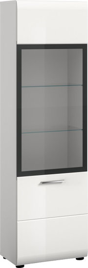 Weißer, hoher Vitrinenschrank mit großer Glasfront, zwei Glasböden und silbernem Griff, freigestellt vor weißem Hintergrund, in leicht schräger Frontansicht von links