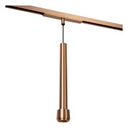Zylindrische Pendelleuchte in Kupfer/bronze an Stromschiene mit schwarzem Kabel, Detailansicht von schräg unten vor weißem Hintergrund
