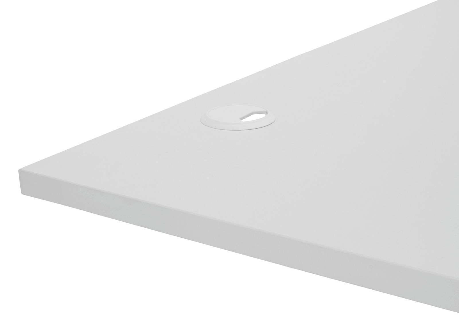 Weiße Tischplatte eines E-Eckschreibtischs mit Kabeldurchlass, perspektivisch von oben betrachtet.