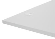 Weiße Tischplatte eines E-Eckschreibtischs mit Kabeldurchlass, perspektivisch von oben betrachtet.