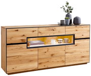 Sideboard aus Holz mit Beleuchtung, frontal fotografiert, mit dekorativen Vasen und Pflanzen auf der Oberseite und Tassen im beleuchteten Fach.
