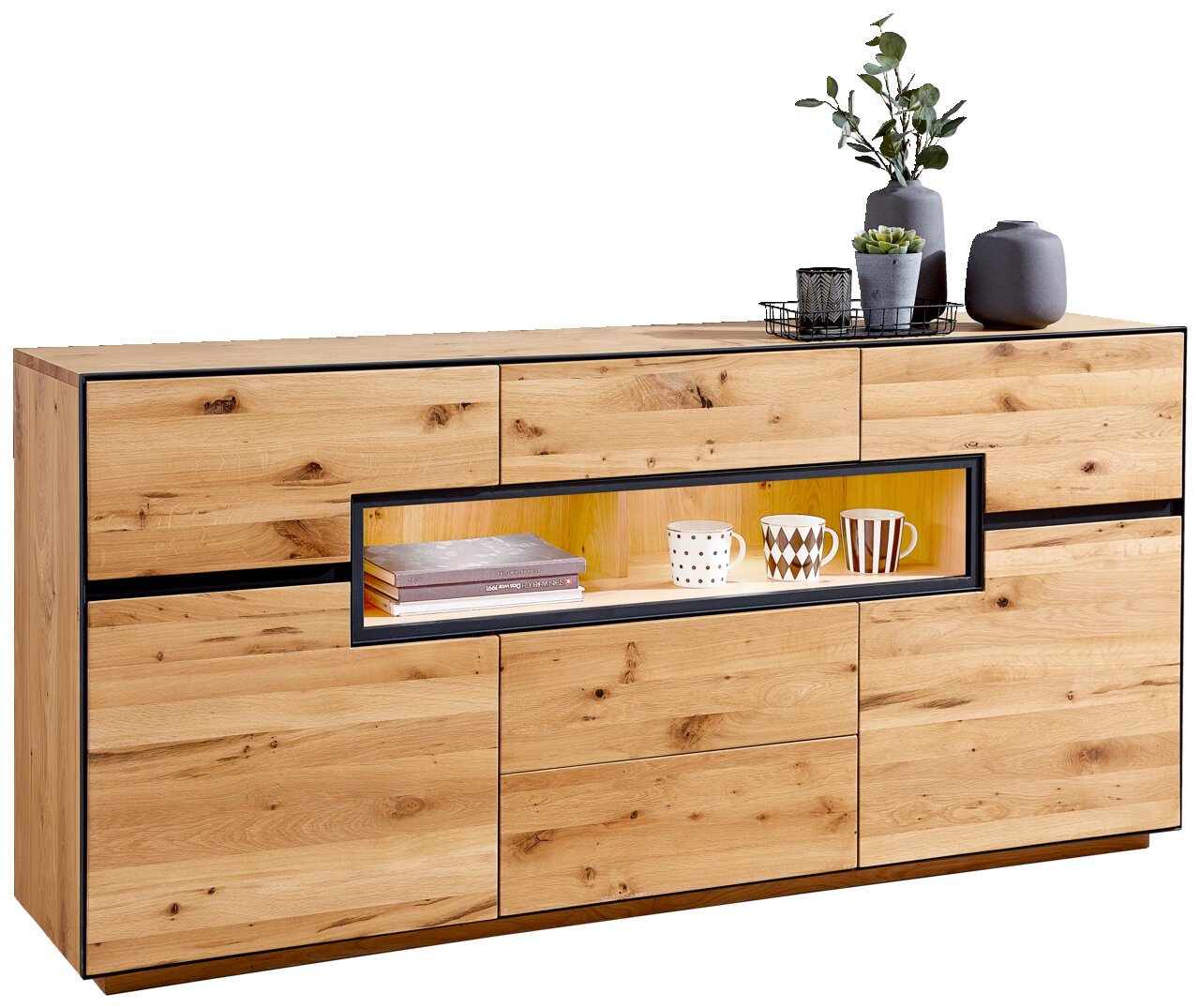 Sideboard aus Holz mit Beleuchtung, frontal fotografiert, mit dekorativen Vasen und Pflanzen auf der Oberseite und Tassen im beleuchteten Fach.