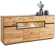 Sideboard aus Holz mit Beleuchtung, frontal fotografiert, mit dekorativen Vasen und Pflanzen auf der Oberseite und Tassen im beleuchteten Fach.