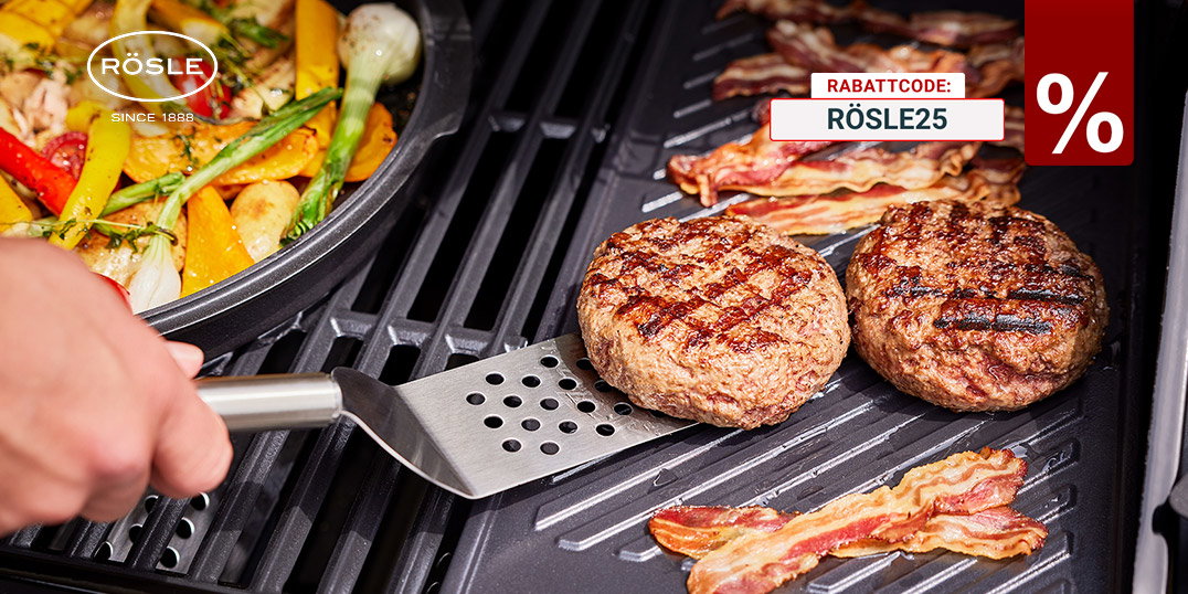 Burger-Patties und Speck auf Grill, daneben Pfanne mit Gemüse, Hand hält Grillspatel.