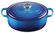 Ovaler blauer Bräter von Le Creuset mit Deckel, seitliche Perspektive