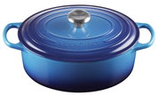 Ovaler blauer Bräter von Le Creuset mit Deckel, seitliche Perspektive