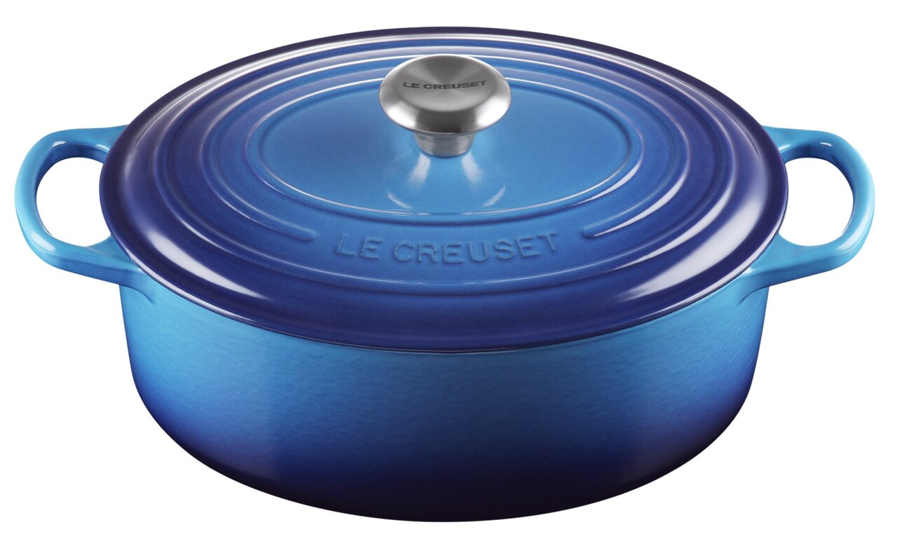 LE CREUSET Bräter Signature 29 cm AZURE Ovaler blauer Bräter von Le Creuset mit Deckel, seitliche Perspektive