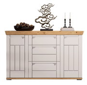 Frontale Ansicht eines stilvollen Sideboards mit Holzplatte, dekoriert mit einer modernen Skulptur, einer Schale und Kerzenhaltern.