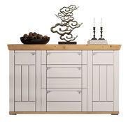 Frontale Ansicht eines stilvollen Sideboards mit Holzplatte, dekoriert mit einer modernen Skulptur, einer Schale und Kerzenhaltern.