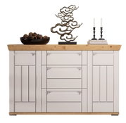 Frontale Ansicht eines stilvollen Sideboards mit Holzplatte, dekoriert mit einer modernen Skulptur, einer Schale und Kerzenhaltern.