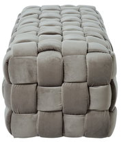 Grauer, gepolsterter Hocker mit quadratischem Muster, Vorderansicht