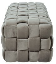 Grauer, gepolsterter Hocker mit quadratischem Muster, Vorderansicht