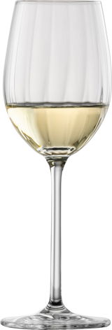 Weißweinglas mit Weißwein, frontal fotografiert