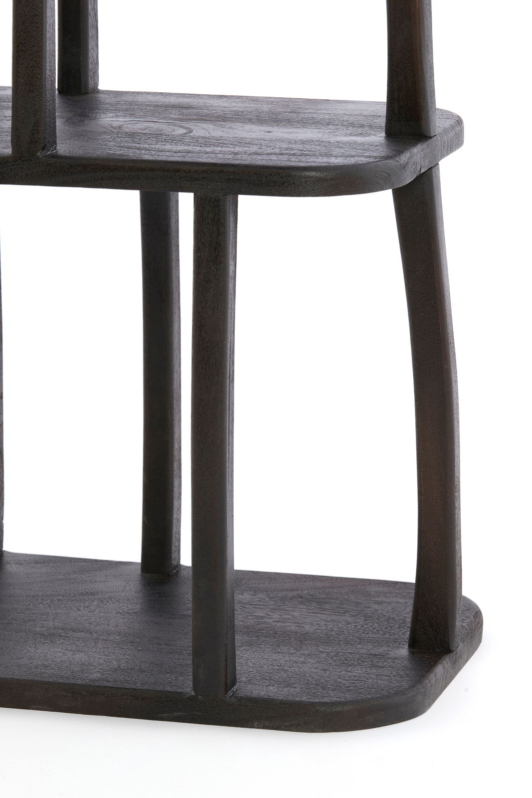 Nahaufnahme eines dunklen Holzregals mit abgerundeten Ecken und vertikalen Stützen, seitliche Perspektive.