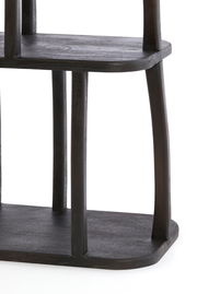 Nahaufnahme eines dunklen Holzregals mit abgerundeten Ecken und vertikalen Stützen, seitliche Perspektive.