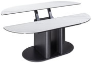 Moderner Couchtisch mit zwei weißen, ovalen Tischplatten und schwarzem Sockel, seitliche Perspektive