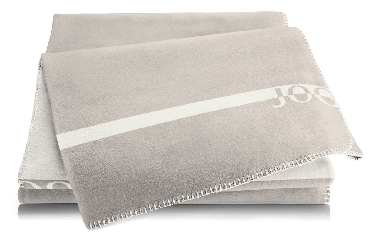 JOOP! Decke J! LOGO STRIPES Graue Decke mit weißen Streifen und Logo, gefaltet und von oben fotografiert
