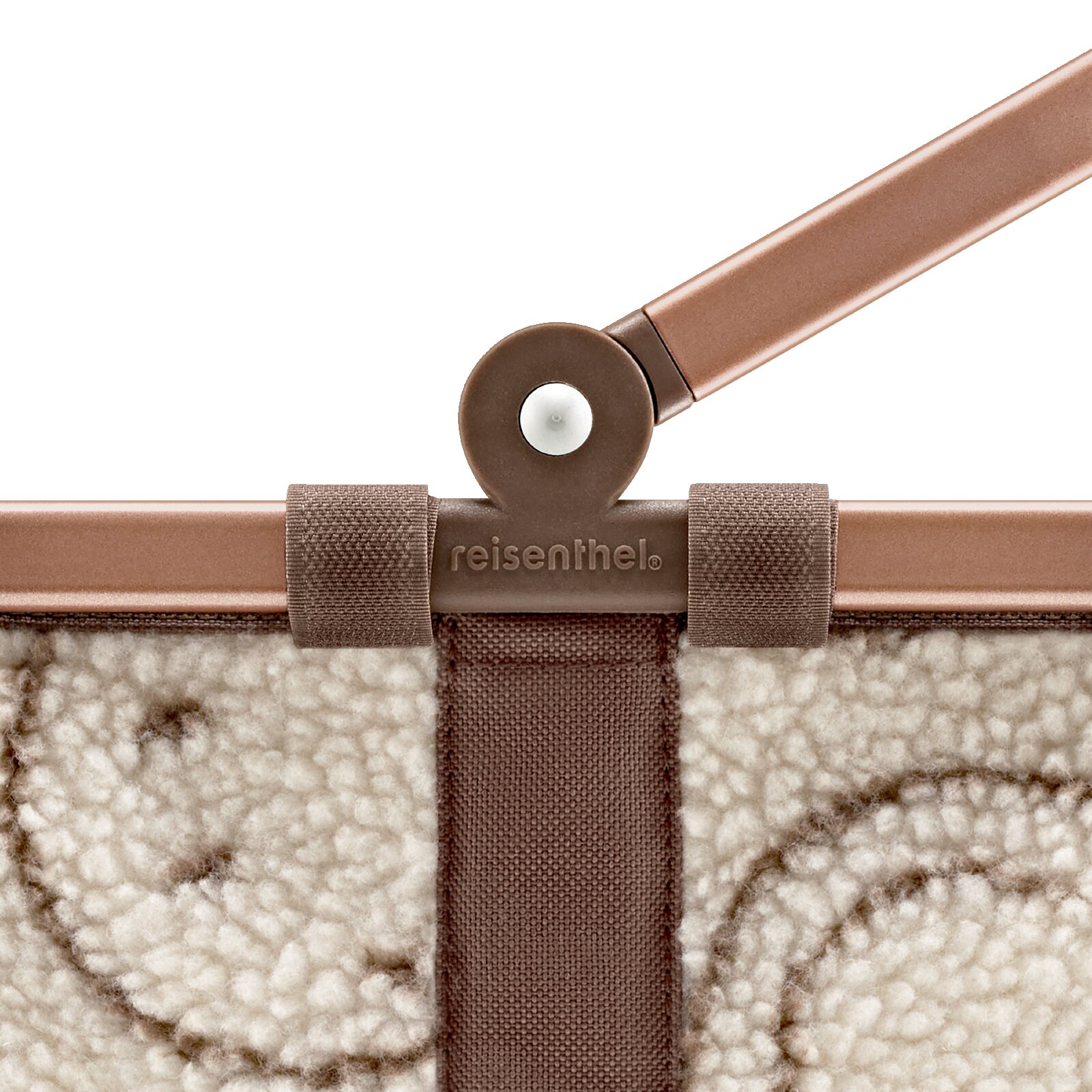 Nahaufnahme aus frontaler Perspektive auf das braune Gelenk eines reisenthel-Gestells mit Befestigungsschlaufen an cremefarbenem Teddyfleece-Stoff