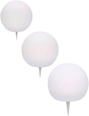 Drei kugelförmige Solarleuchten mit Erdspießen, seitliche Perspektive