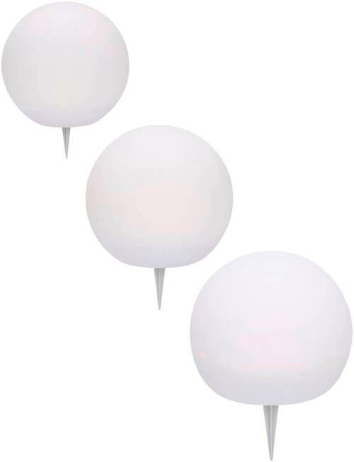 Drei kugelförmige Solarleuchten mit Erdspießen, seitliche Perspektive