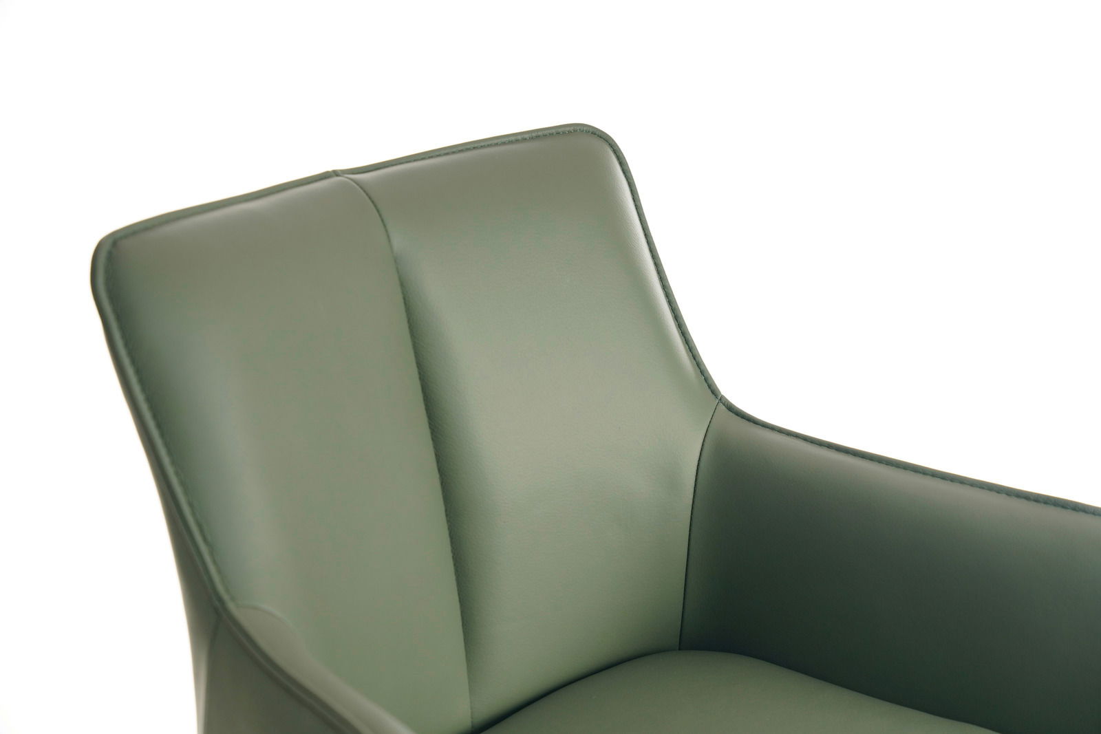 Nahaufnahme eines grünen Barhockers mit gepolsterter Rückenlehne, seitliche Perspektive