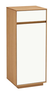 Moderne Kommode aus der VOSS Serie V100 mit Holzrahmen und weißer Front, Perspektive von vorne links