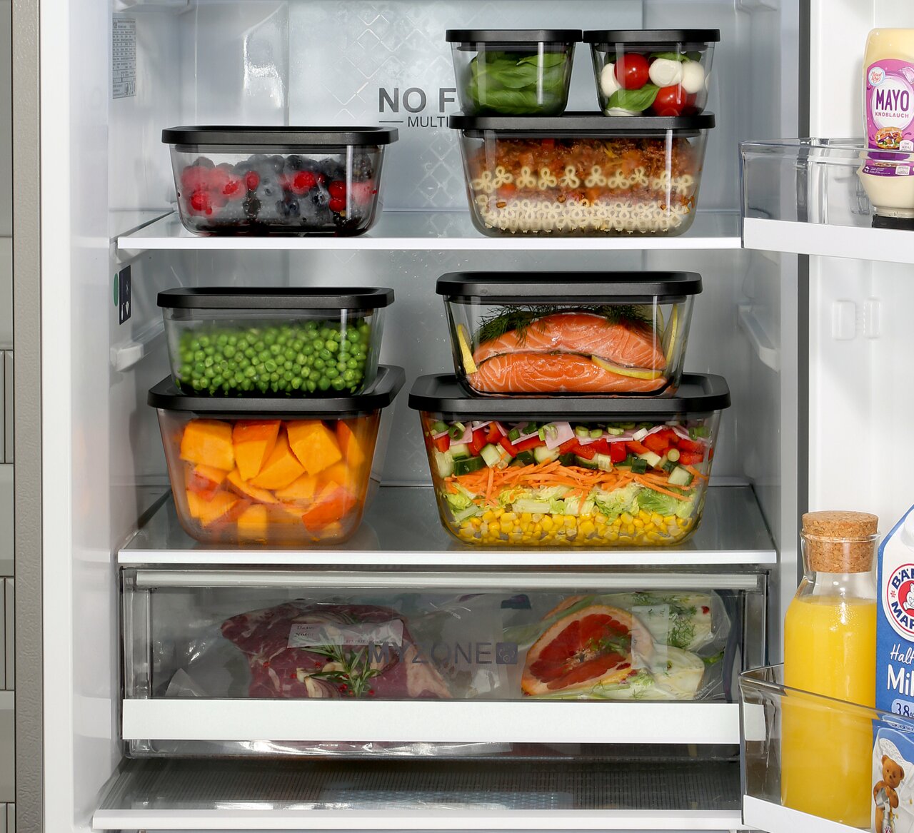 Vakuumier-Set EASYFRESH, 7-tlg, in einem Kühlschrank mit verschiedenen Lebensmitteln in transparenten Behältern, Frontalansicht