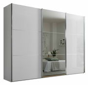 Moderner Schwebetürenschrank mit Spiegel in Frontansicht, ideal für Schlafzimmer.
