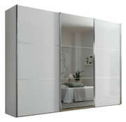 Moderner Schwebetürenschrank mit Spiegel in Frontansicht, ideal für Schlafzimmer.