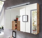 Spiegelschrank im Badezimmer mit Holzrahmen und integrierter LED-Beleuchtung, seitliche Perspektive
